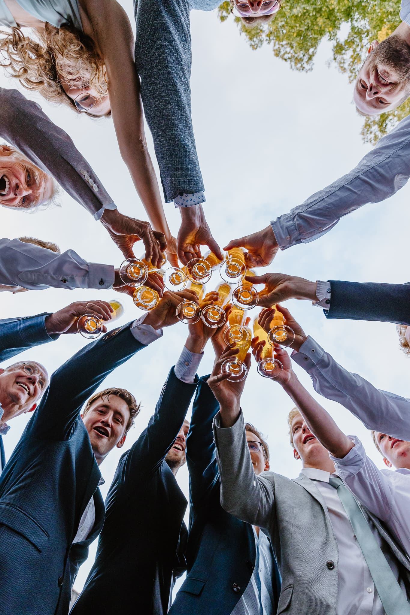 Bruiloftsgasten proosten met bier tijdens de receptie.