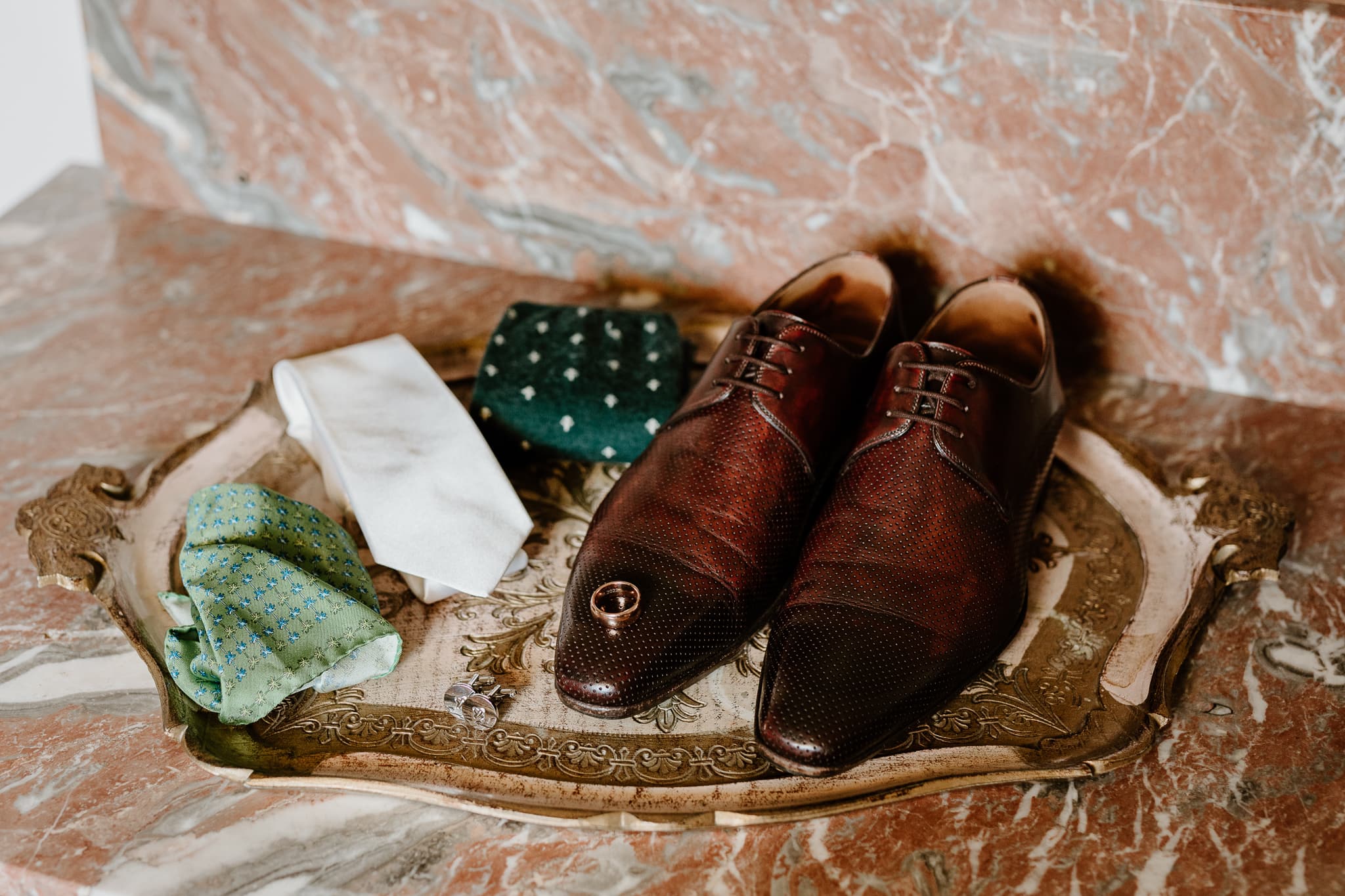 Accessoires van de bruidegom gefotografeerd in de hotelkamer tijdens een bruiloft bij de Jufferen Lunsingh in Drenthe