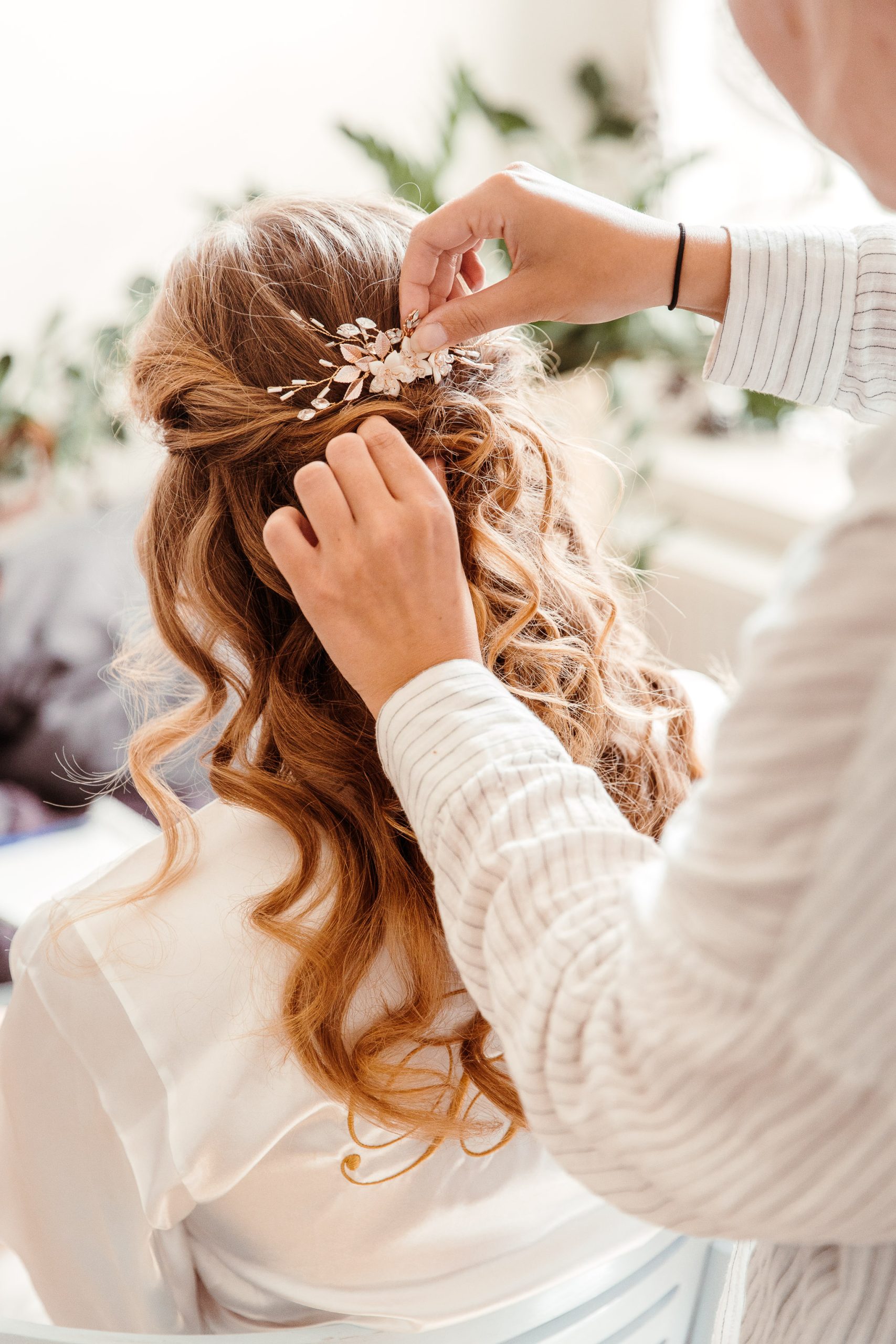 Een bruid laat haar haar doen door een haarstylist in Groningen.