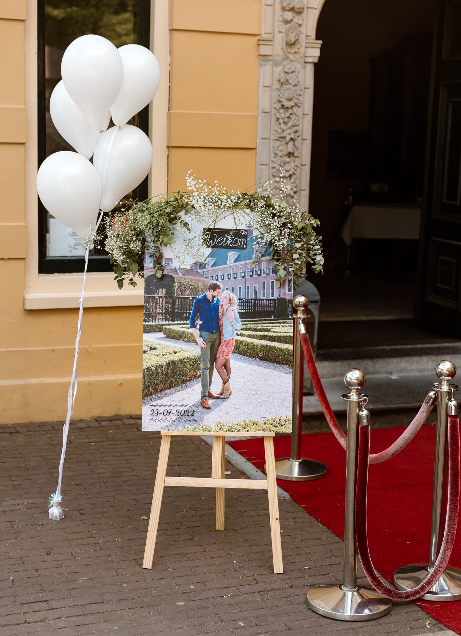 Welkomsbord met een foto van het bruidspaar die is genomen tijdens hun verlovingsshoot in Groningen.