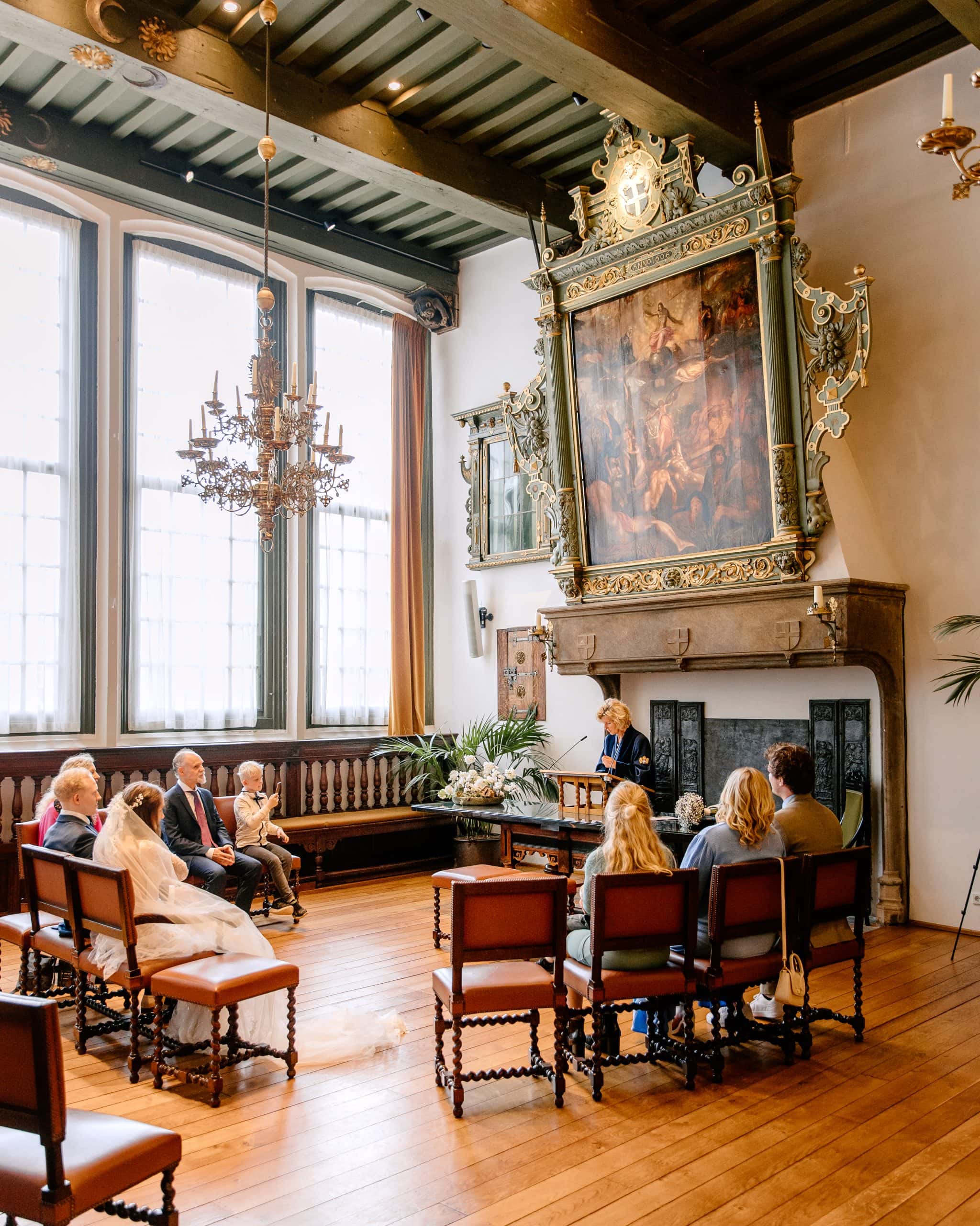 Een huwelijksceremonie in de prachtige Schepenzaal van de gemeente Zwolle.