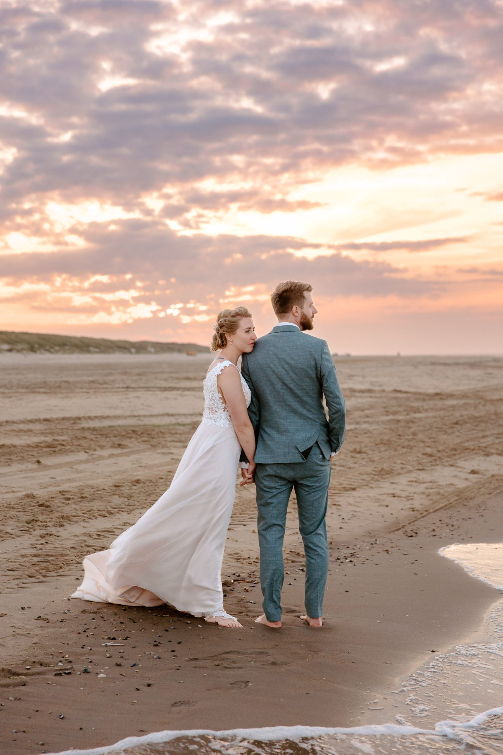 Een strandbruiloft op Vlieland bij zonsondergang.