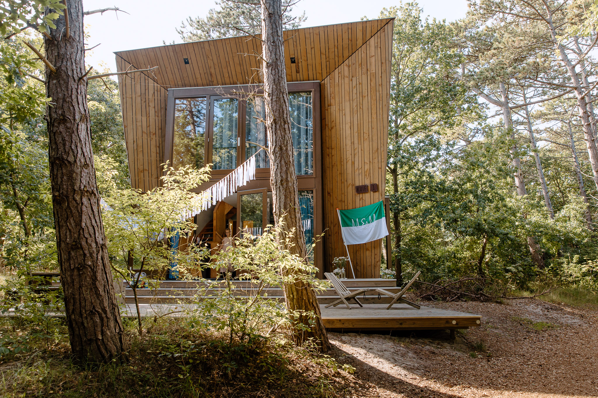 Een hutje in het bos met een vlag erop, perfect voor een trouwen op Vlieland of strandbruiloft Vlieland.