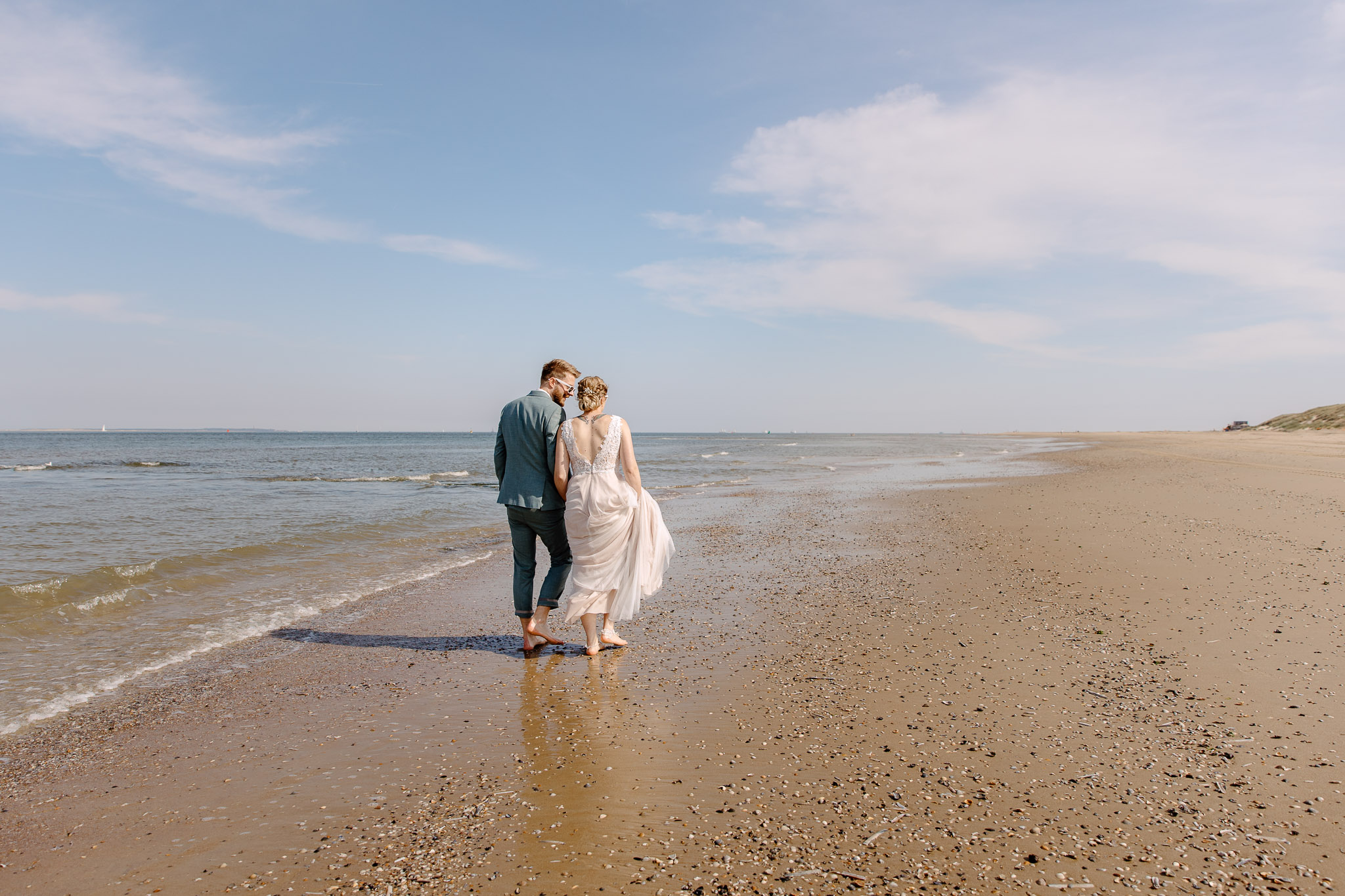 Een man en vrouw trouwen op het strand op Vlieland.