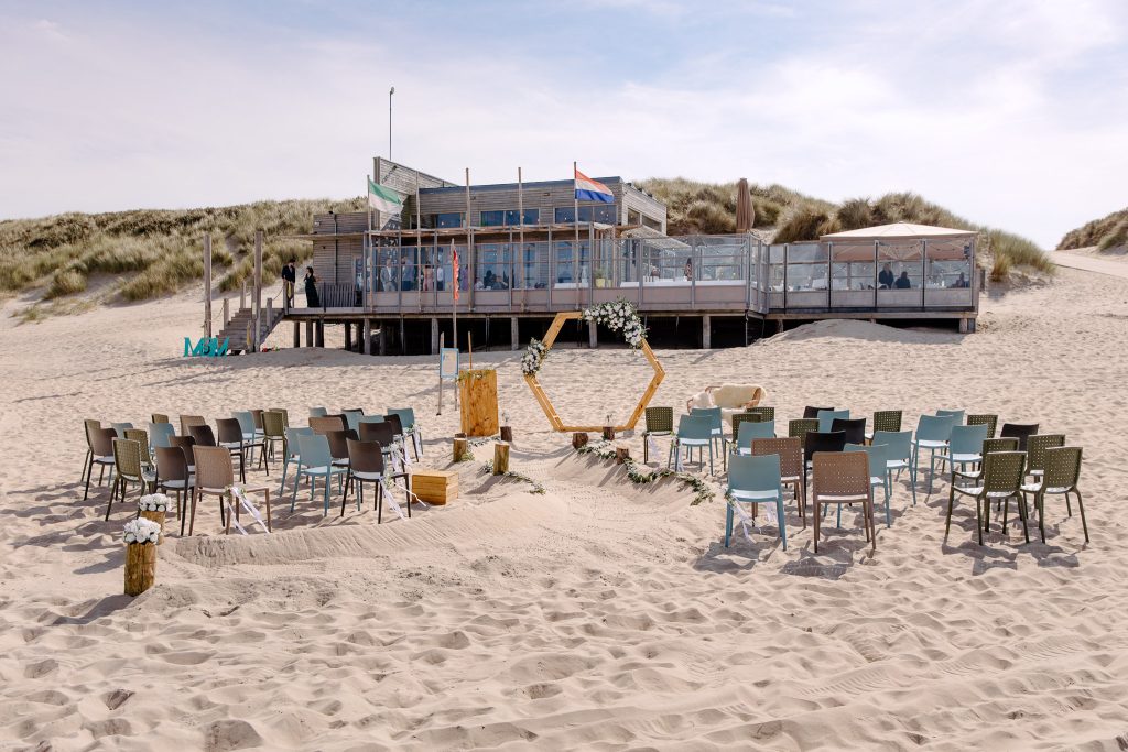 Een strandbruiloft met stoelen voor de ceremonie op het zand op Vlieland.