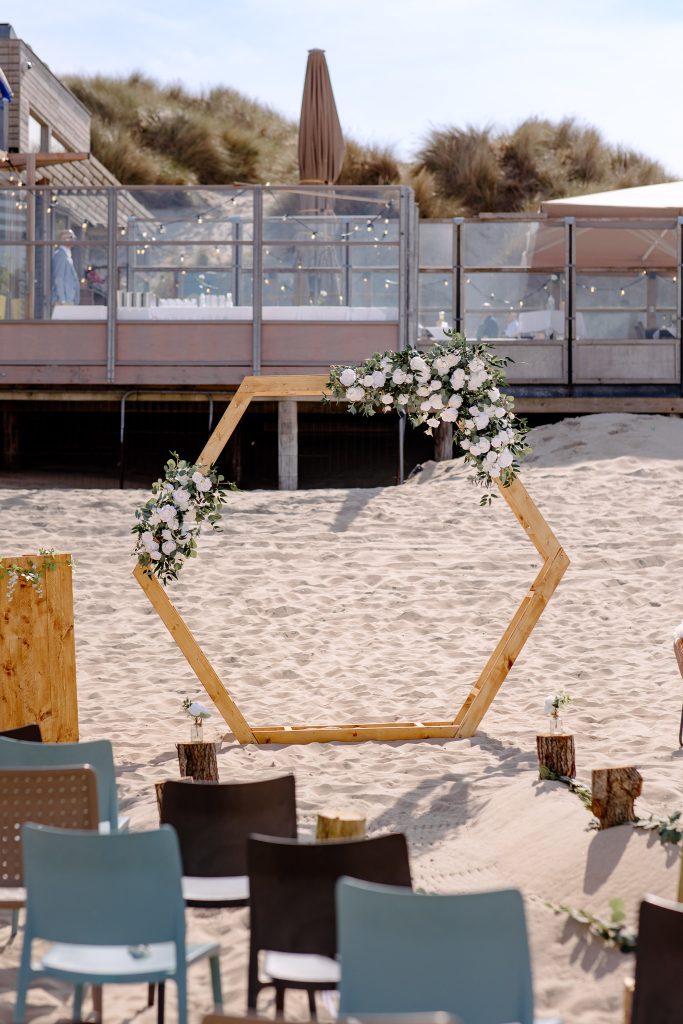 Een prachtige strandhuwelijksceremonie aan de zandstranden van Vlieland, die de perfecte achtergrond creëert voor stellen die 'ja' willen zeggen in een romantische kustomgeving.