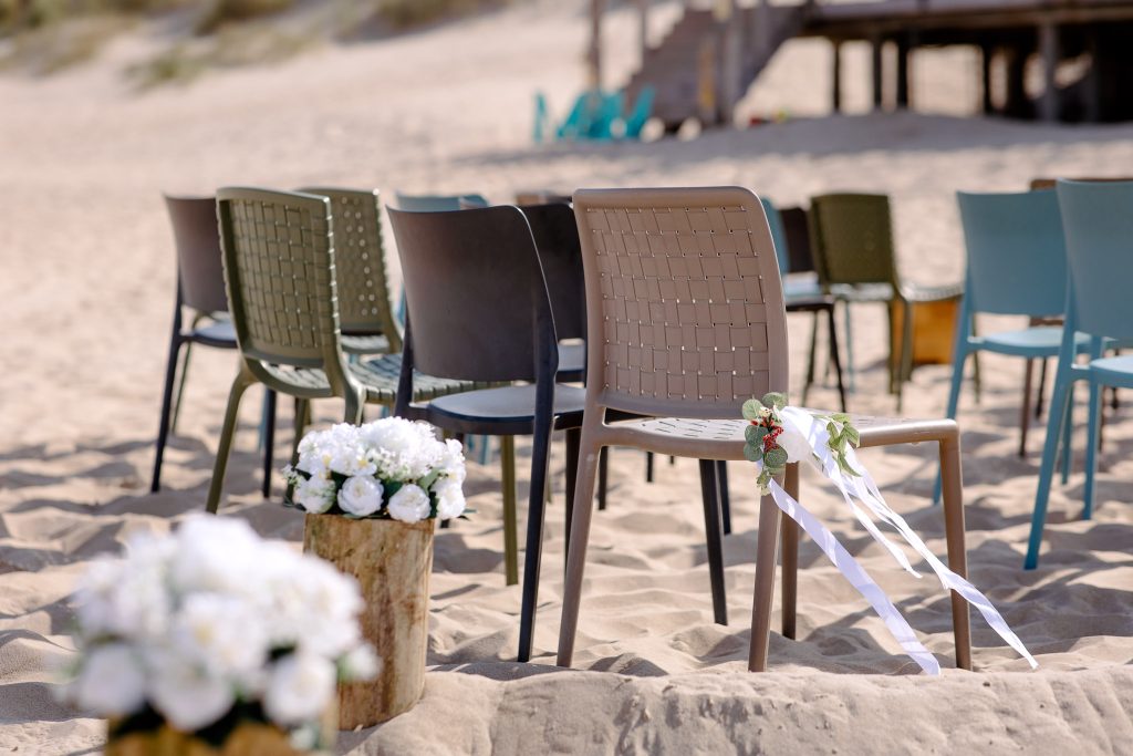 Stoelen in het zand gezet voor een huwelijksceremonie op het strand van Vlieland.