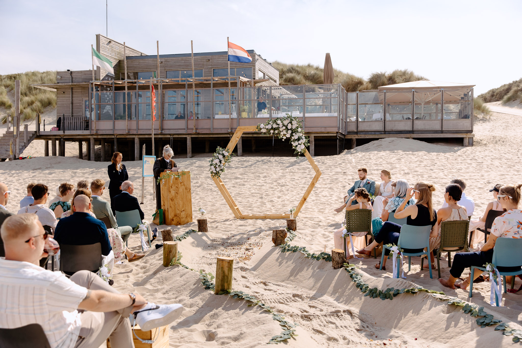 Een strandhuwelijksceremonie op het strand van Vlieland.