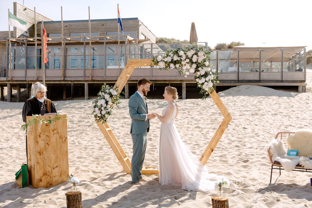 Een bruid en bruidegom vieren een strandhuwelijk op Vlieland.