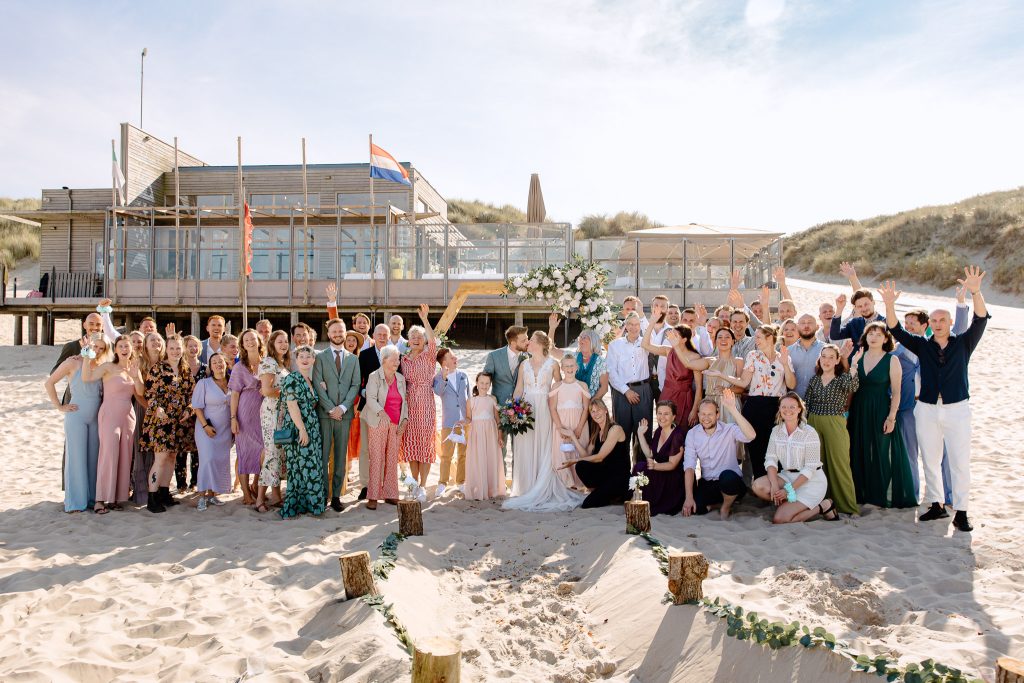 Een strandbruiloftfeestje poseren voor een foto op Vlieland.