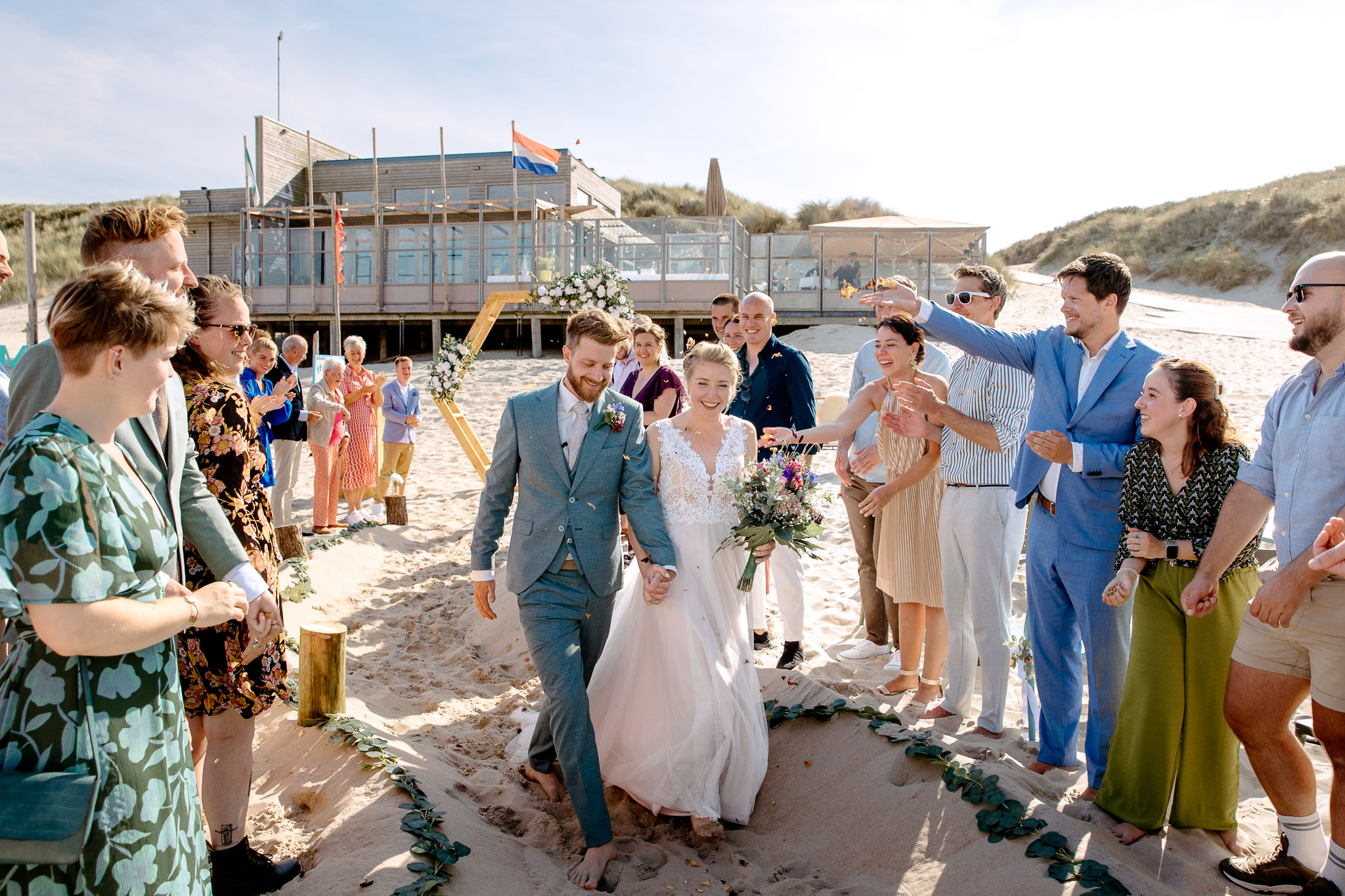 Een bruid en bruidegom hebben een prachtige strandbruiloft op Vlieland.