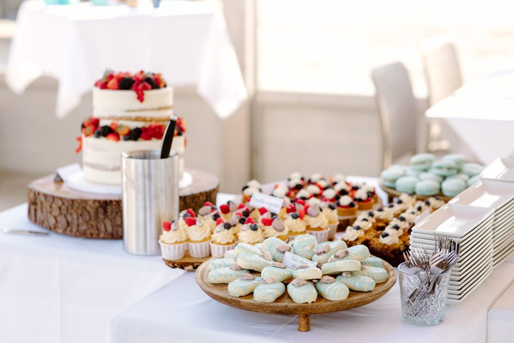 Een tafel met heel veel desserts erop bij een strandbruiloft op Vlieland.