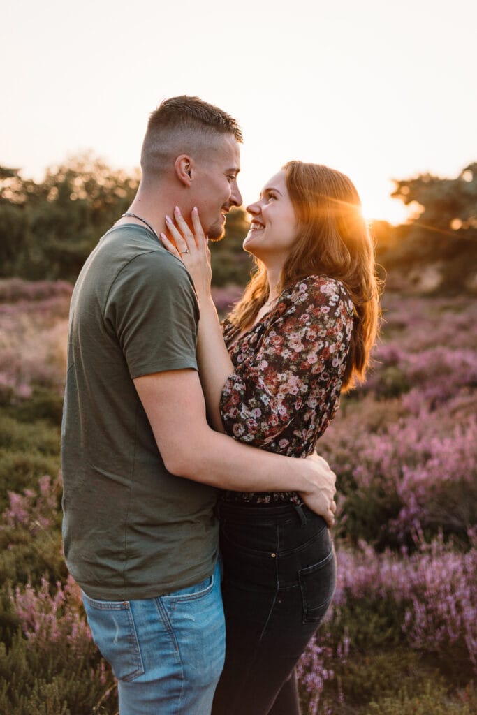 Voorbeeld van een loveshoot tijdens het golden hour tussen de bloeiende heide in Beilen