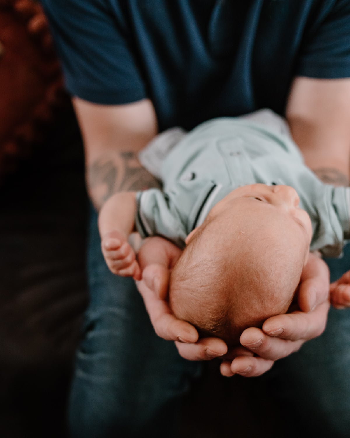 Foto van baby jongen bij vader op schoot